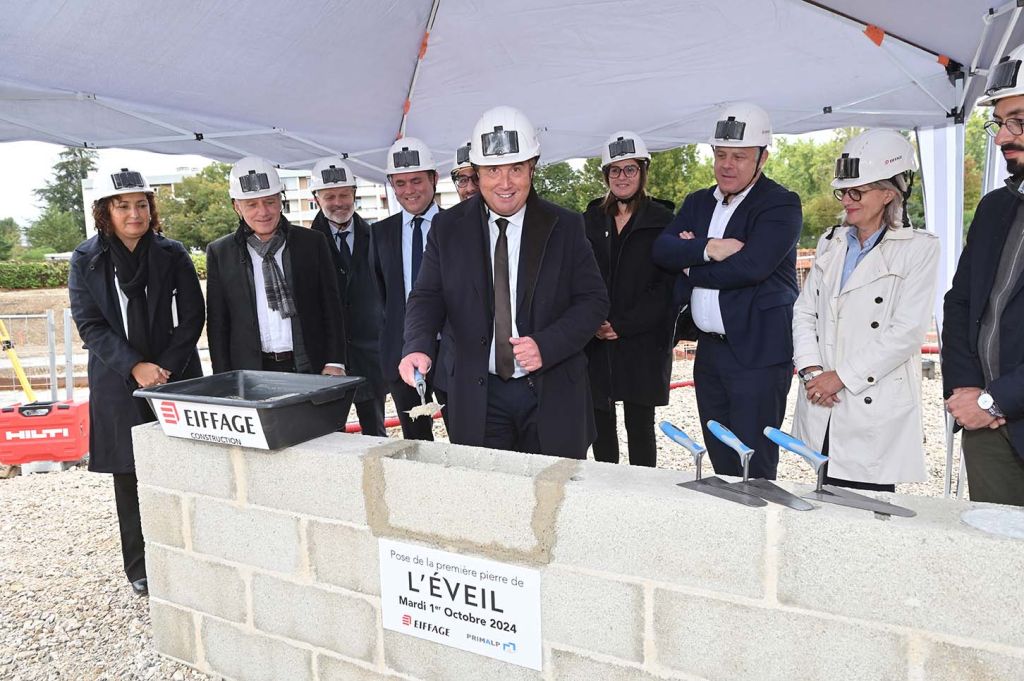 emanuel faurie à la pose de la 1er pierre eveil annecy le vieux